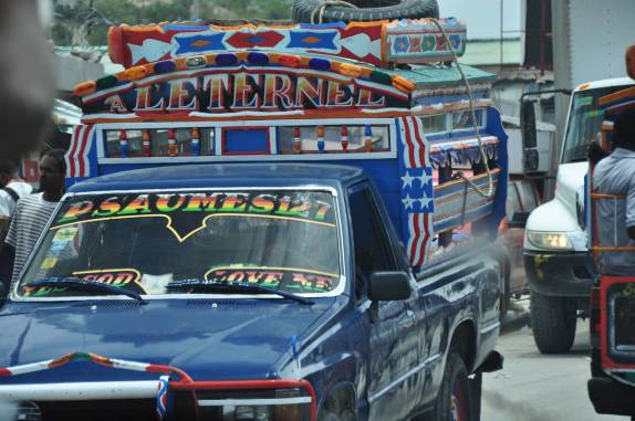 Um taptap, forma mais comum de transporte no país (no mercado de Cabaret, antiga Duvalierville, ao norte de Port-au-Prince, no Haiti)